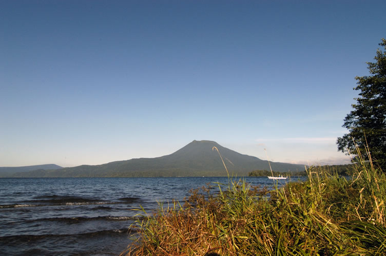 阿寒湖湖畔から望む雄阿寒岳