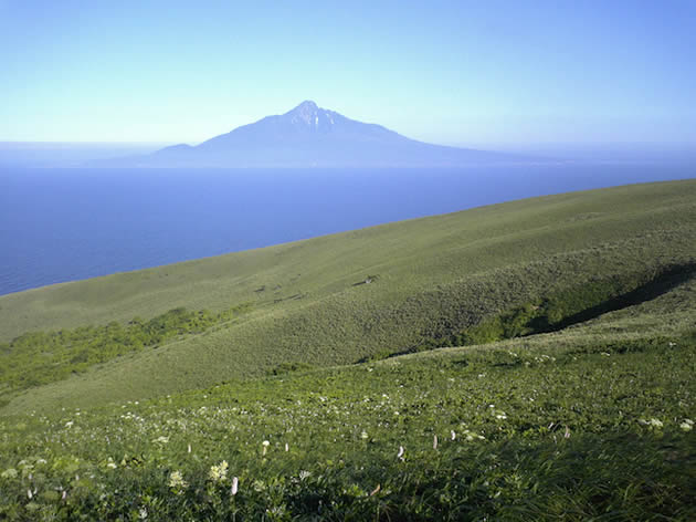 桃岩から見渡す利尻島