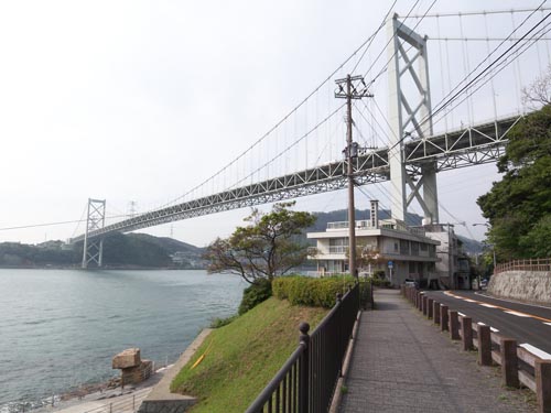 門司側から見上げる関門橋